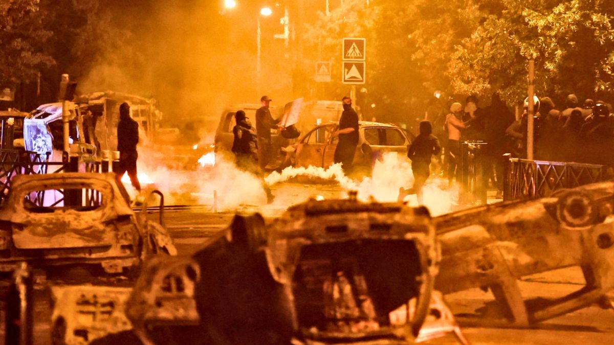 بالصور.. اشتباكات متواصلة وأعمال عنف في فرنسا بعد مقتل نائل