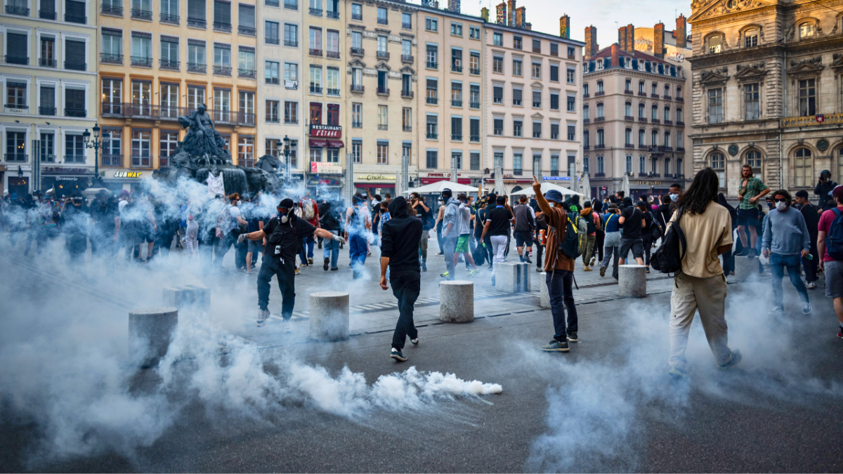 نهب محال أسلحة ومجوهرات.. وفرنسا تعزز وجودها الأمني