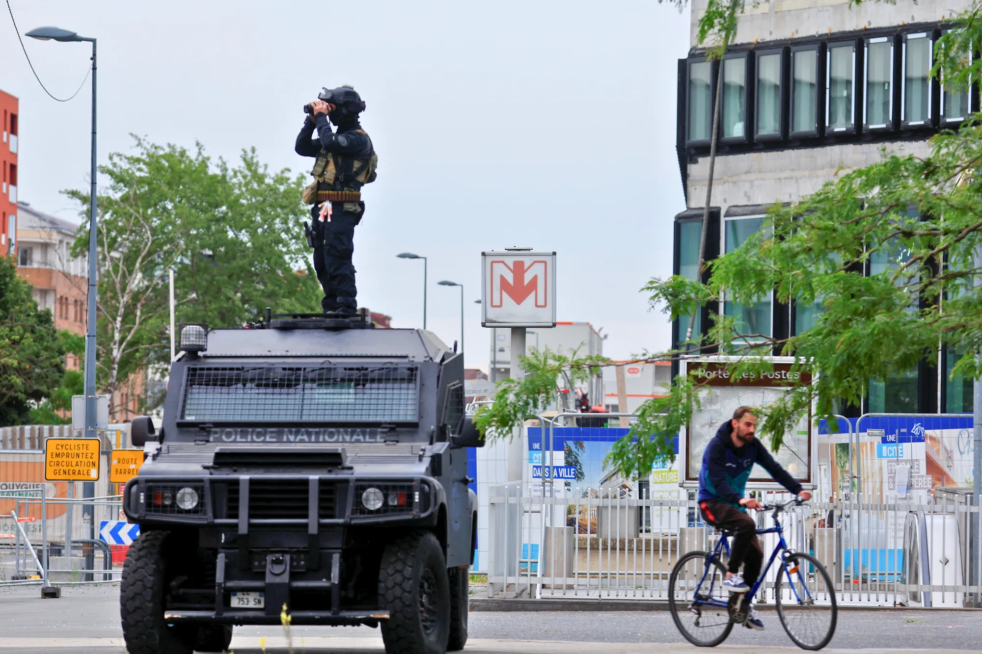 فرنسا تودع "نائل" على وقع الاحتجاجات