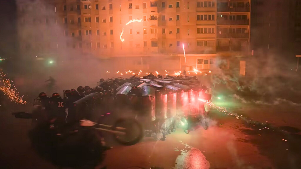 فيلم نيتفليكس الذي تنبأ بأحداث فرنسا قبل سنة