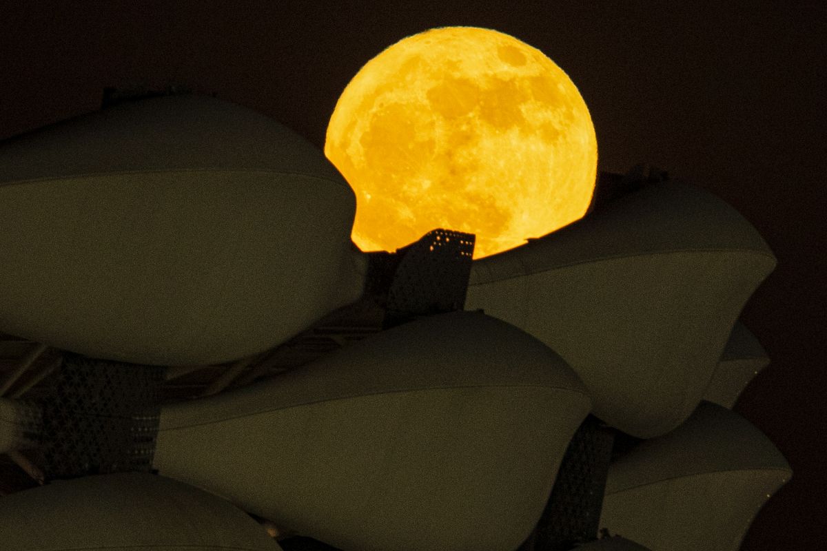 بالصور.. القمر العملاق يزين سماء العالم
