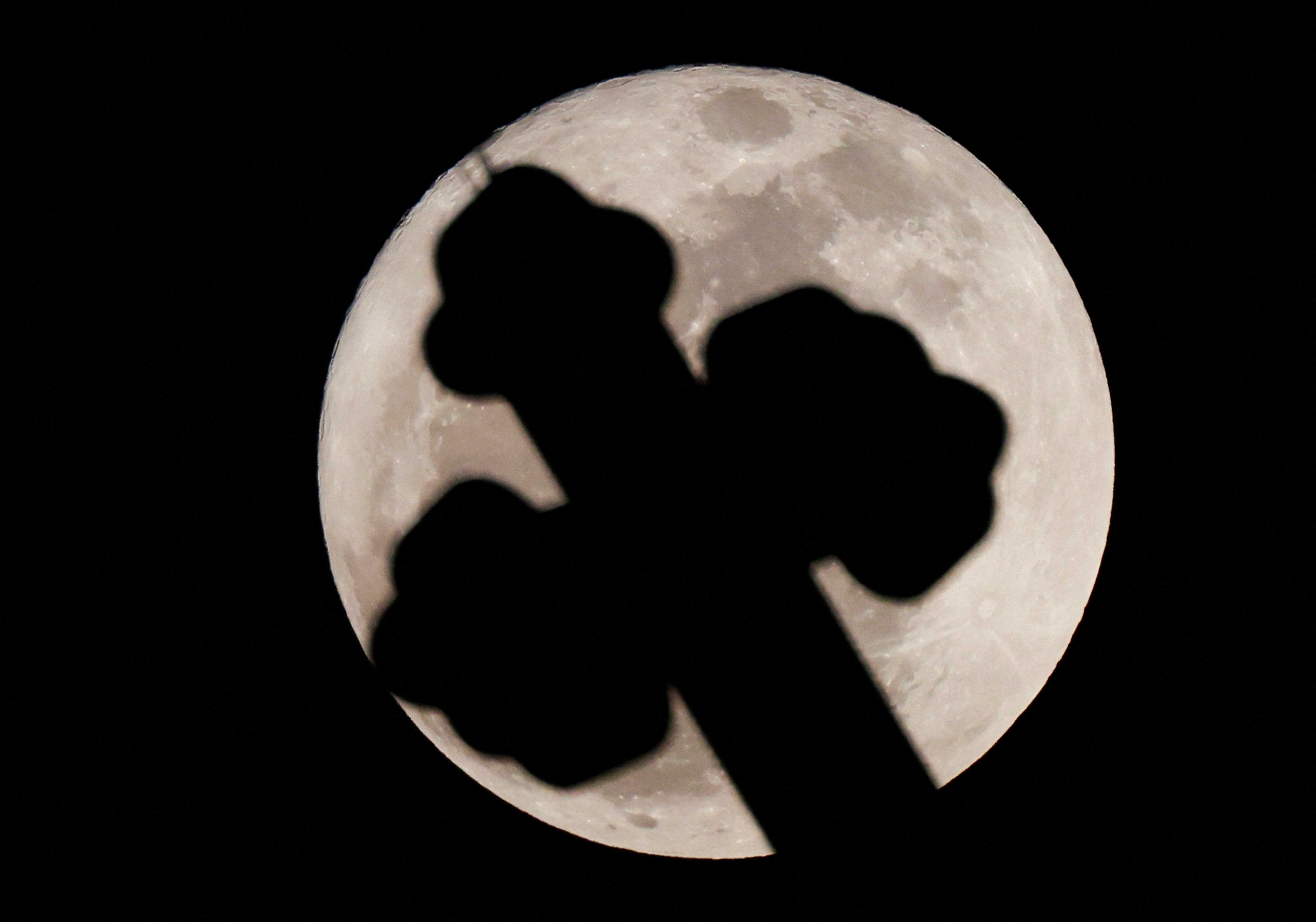 بالصور.. القمر العملاق يزين سماء العالم