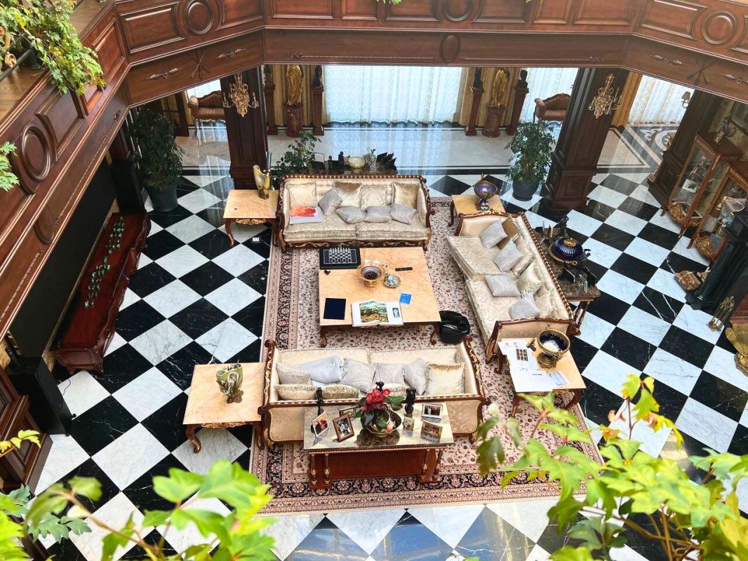 طائرة هليكوبتر وملايين الدولارات.. ماذا وُجد في قصر بريغوجين بسان بطرسبرغ؟ 2 طائرة هليكوبتر وملايين الدولارات.. ماذا وُجد في قصر بريغوجين بسان بطرسبرغ؟