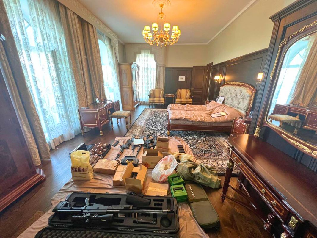 طائرة هليكوبتر وملايين الدولارات.. ماذا وُجد في قصر بريغوجين بسان بطرسبرغ؟ 3 طائرة هليكوبتر وملايين الدولارات.. ماذا وُجد في قصر بريغوجين بسان بطرسبرغ؟