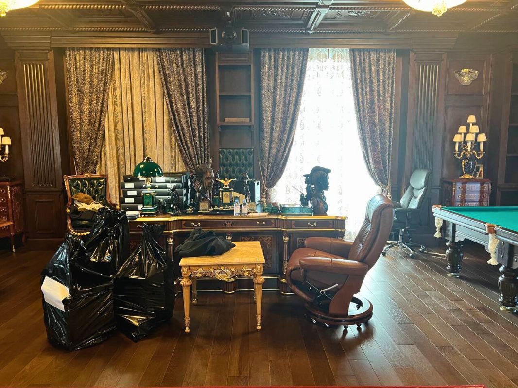 طائرة هليكوبتر وملايين الدولارات.. ماذا وُجد في قصر بريغوجين بسان بطرسبرغ؟ 5 طائرة هليكوبتر وملايين الدولارات.. ماذا وُجد في قصر بريغوجين بسان بطرسبرغ؟