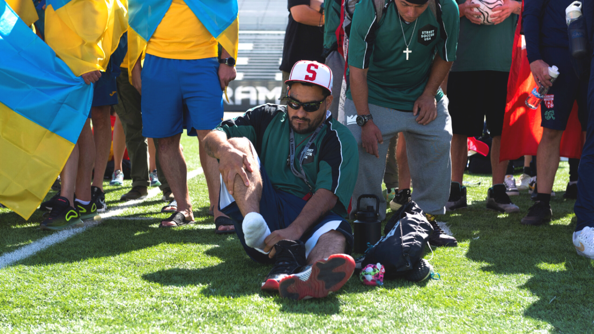 يستعد اللاعبون الأوكرانيون والأمريكيون لمباراتهم الأولى خلال كأس العالم للمشردين- رويترز