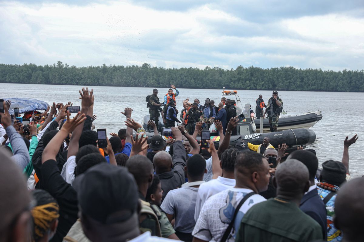 "كوماندوز" للحراسة وزي تقليدي.. مبابي يصنع الحدث في مسقط رأس والده بالكاميرون