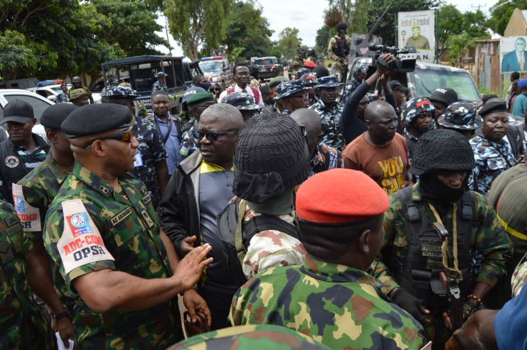 نيجيريا.. حظر تجوال وتعزيزات أمنية بعد مقتل مدنيين بهجمات إرهابية