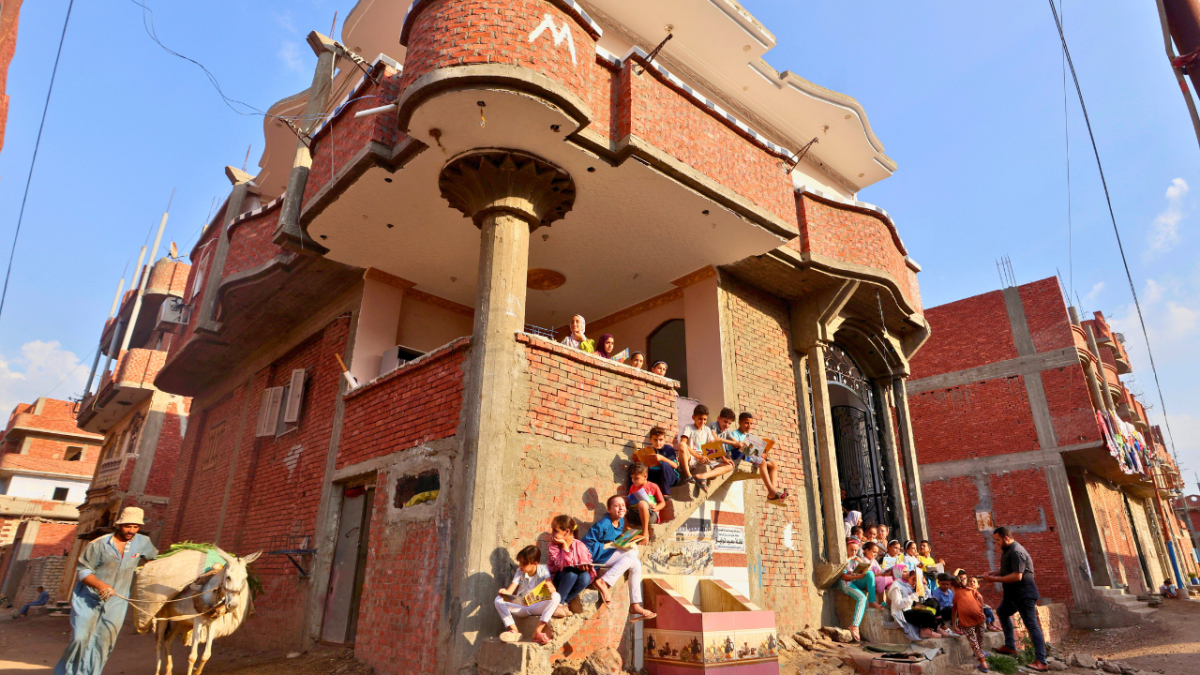 من منزل إلى مكتبة.. مصري يوفر خدمات ثقافية لأطفال قريته