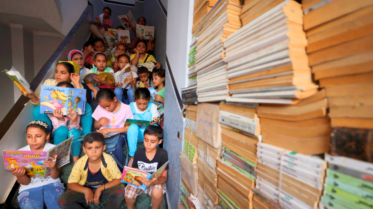 من منزل إلى مكتبة.. مصري يوفر خدمات ثقافية لأطفال قريته