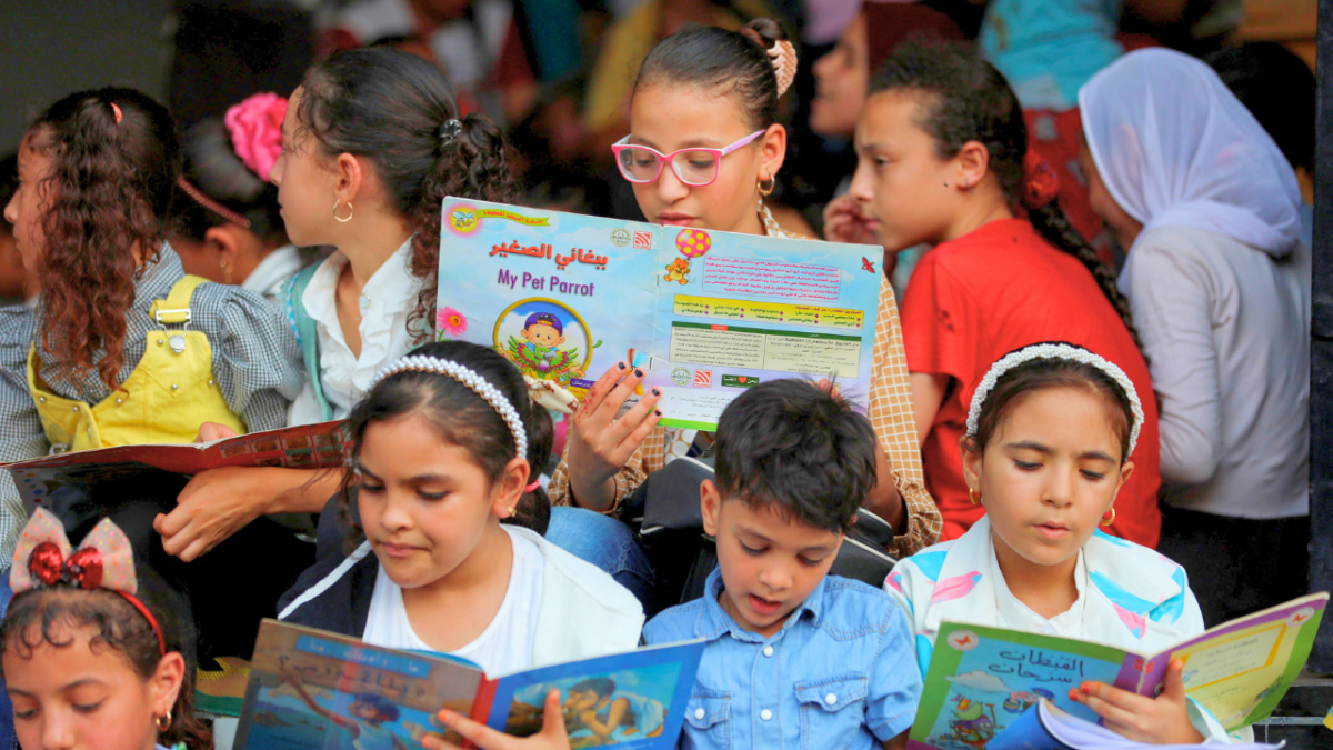 من منزل إلى مكتبة.. مصري يوفر خدمات ثقافية لأطفال قريته