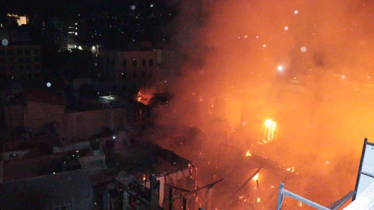 حريق وسط دمشق القديمة.. منطقة واسعة من سوق ساروجة تحولت إلى رماد 1 (مصدر الصورة صفحة يوميات قذيفة هاون في دمشق)