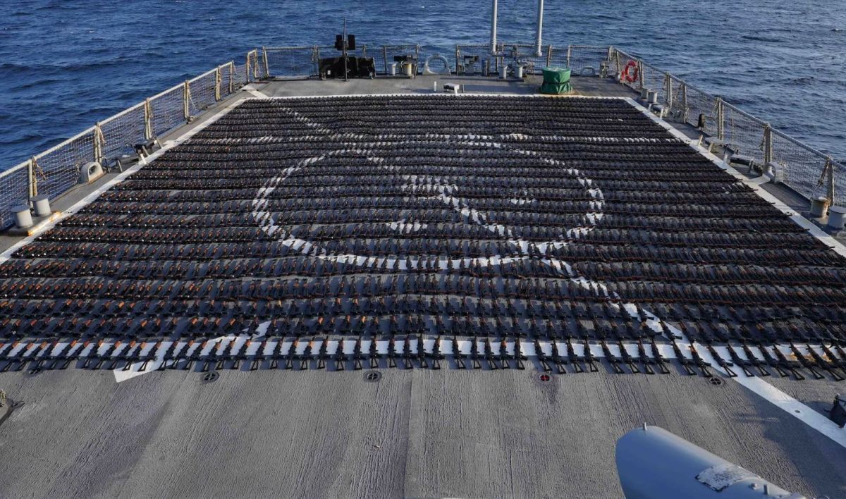 إيران تواصل انتهاك سيادة عُمان.. كل ما تريد معرفته عن إمداد الحوثيين في اليمن 2 إيران تواصل انتهاك سيادة عُمان.. كل ما تريد معرفته عن إمداد الحوثيين في اليمن