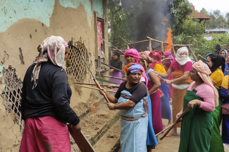 اغتصاب امرأتين بشكل جماعي في الهند.. ماذا يجري في ولاية مانيبور؟ (فيديو وصور) 2 اغتصاب امرأتين بشكل جماعي في الهند.. ماذا يجري في ولاية مانيبور؟ (فيديو وصور)