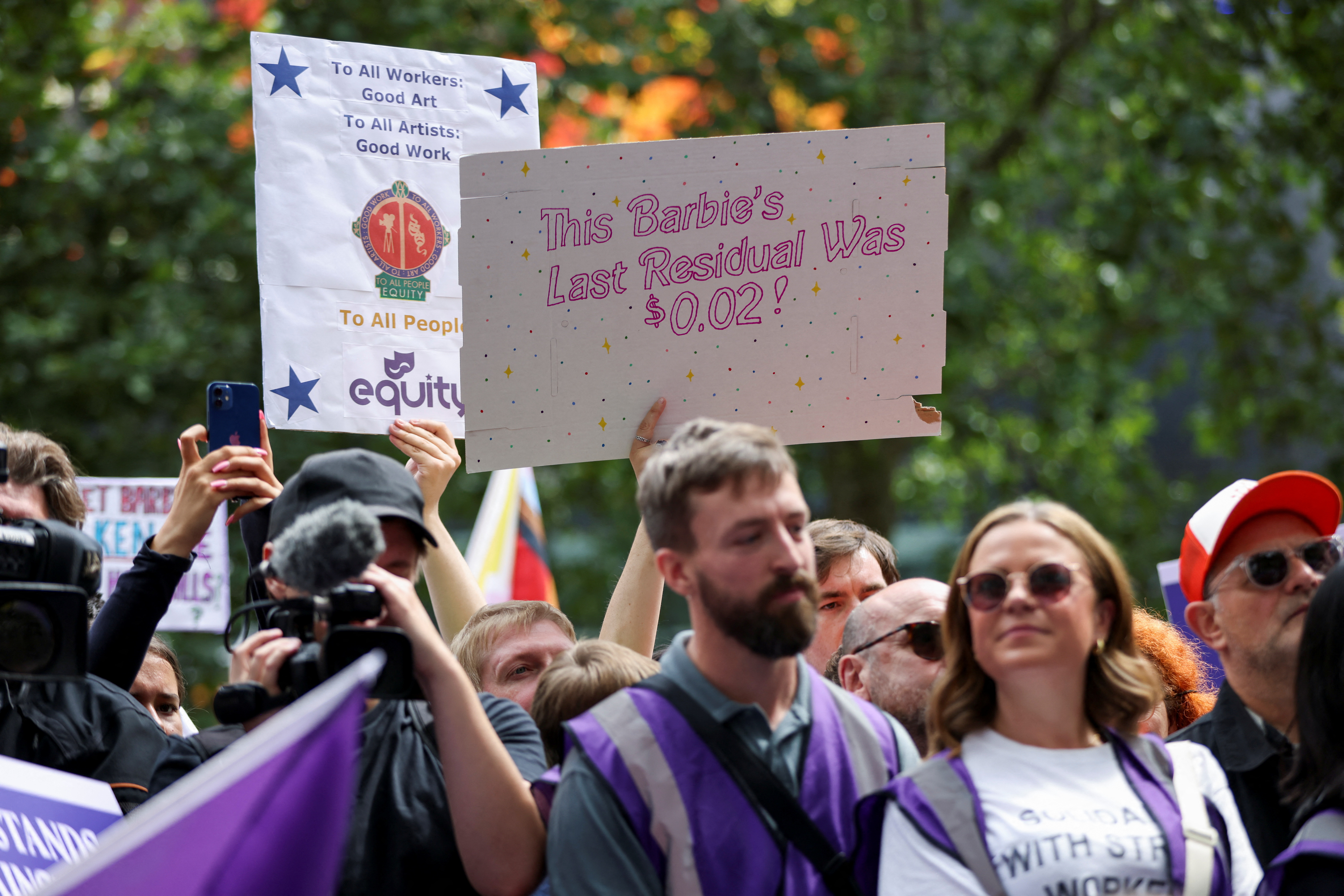 إضراب هوليوود.. نجوم بريطانيا يتضامنون مع زملائهم الأمريكيين (فيديو وصور) 1 إضراب هوليوود.. نجوم بريطانيا يتضامنون مع زملائهم الأمريكيين (فيديو وصور)