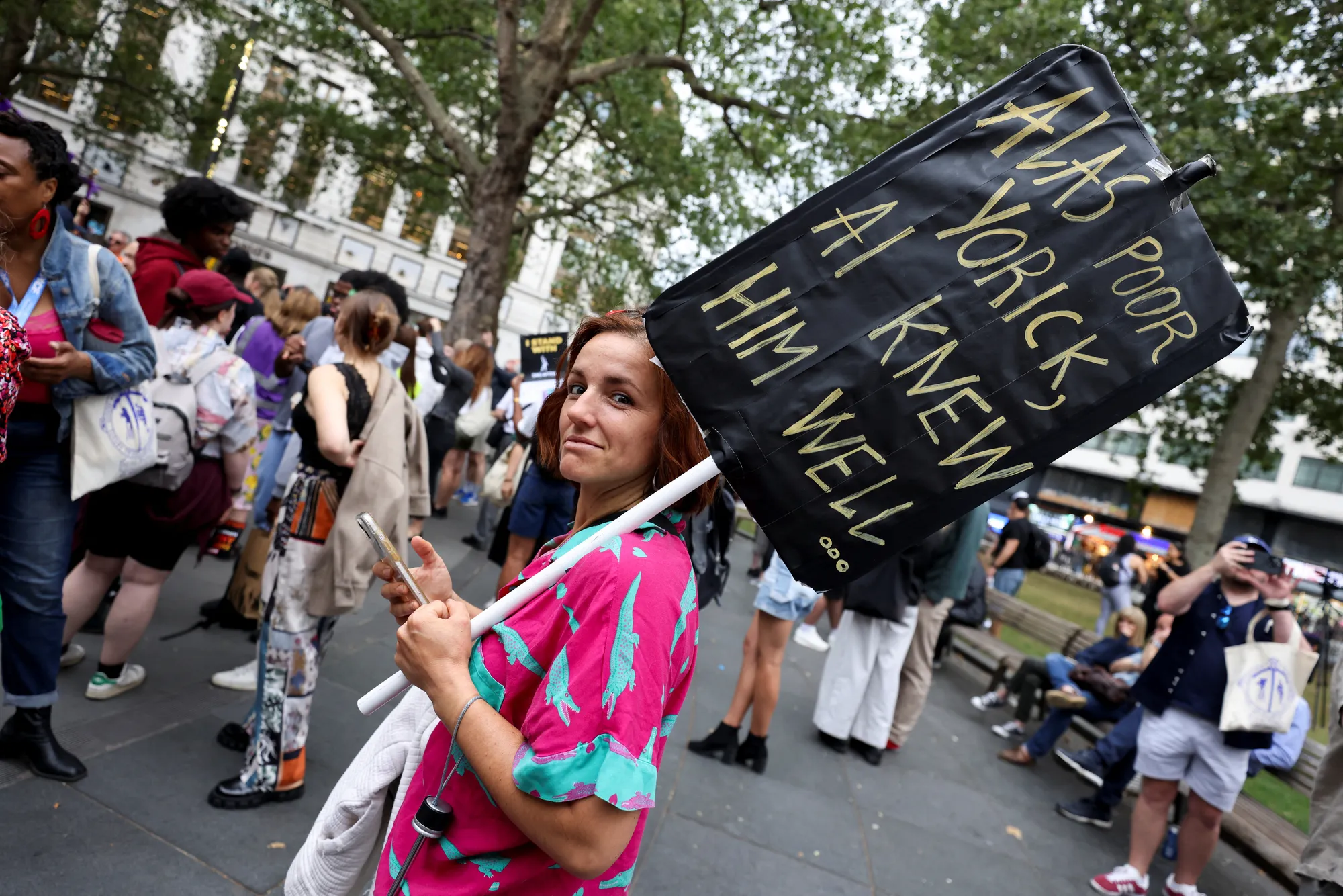 إضراب هوليوود.. نجوم بريطانيا يتضامنون مع زملائهم الأمريكيين (فيديو وصور) 4 إضراب هوليوود.. نجوم بريطانيا يتضامنون مع زملائهم الأمريكيين (فيديو وصور)