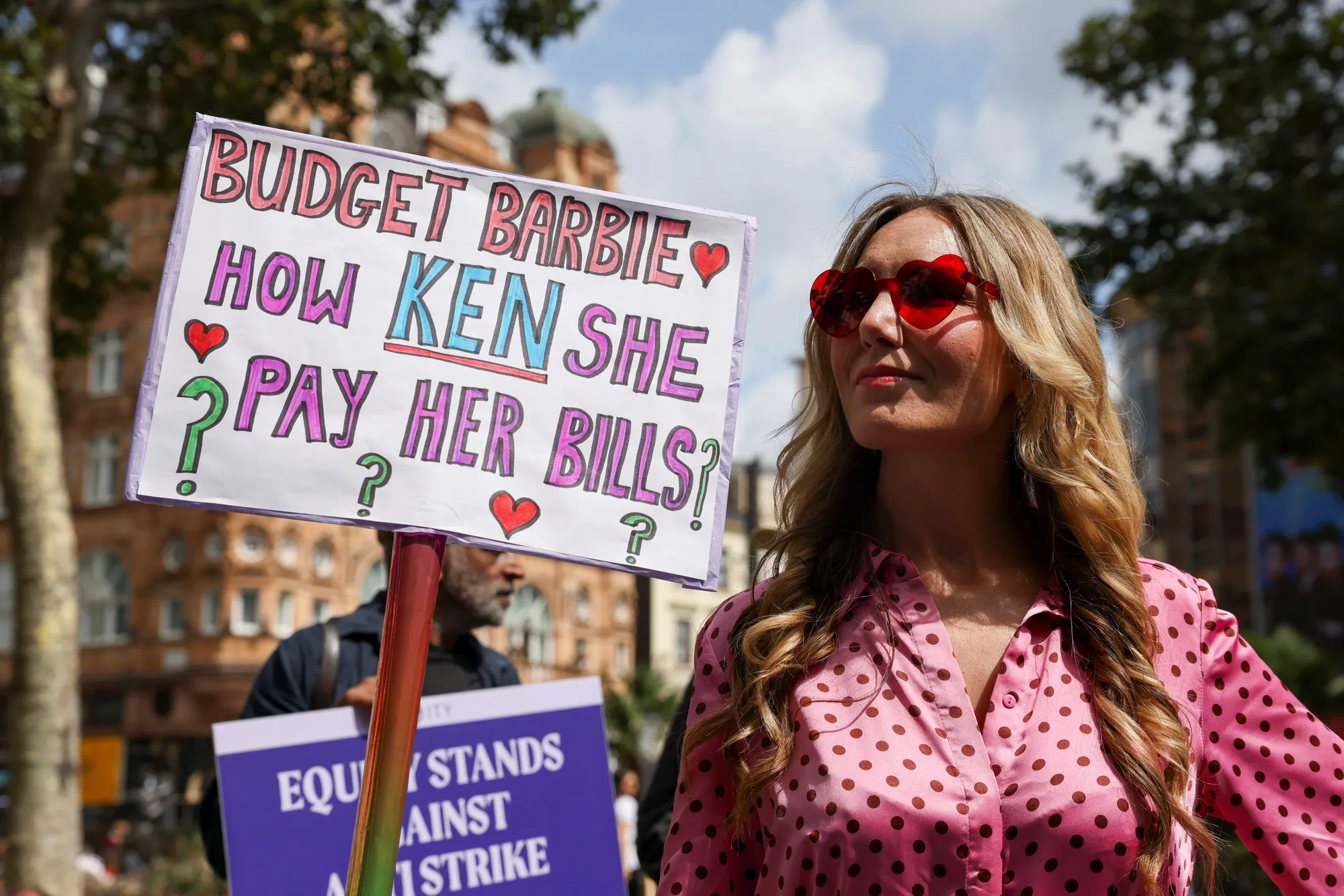 إضراب هوليوود.. نجوم بريطانيا يتضامنون مع زملائهم الأمريكيين (فيديو وصور) 3 إضراب هوليوود.. نجوم بريطانيا يتضامنون مع زملائهم الأمريكيين (فيديو وصور)