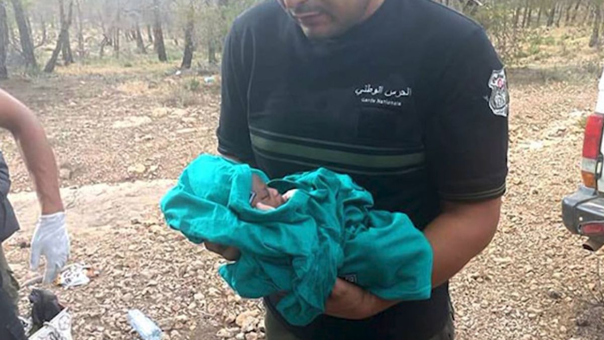 مهاجر قبل أن يولد.. مهاجرة تضع مولودها بمنطقة حدودية في تونس