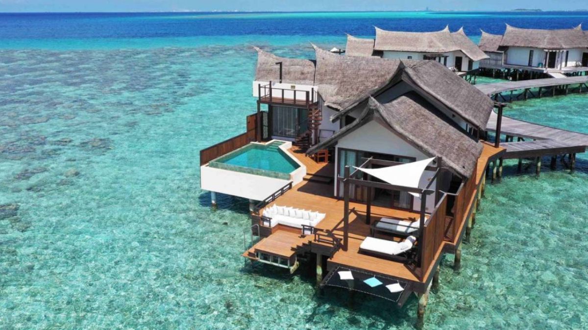 تعرف إلى أفضل فنادق العالم في 2023 2 منتجع أوزين بولي فوشي في المالديف