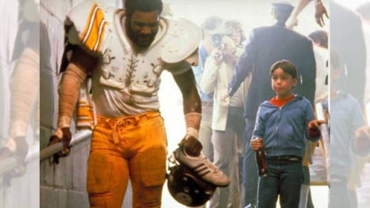 كل ما تحتاج لمعرفته عن أفضل الإعلانات المتلفزة في العالم 3 إعلان شركة كوكا كولا بعنوان (Meet Joe Greene)