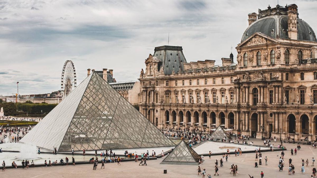 تعرف على أفضل الوجهات السياحية الأوروبية 6 متحف اللوفر في فرنسا
