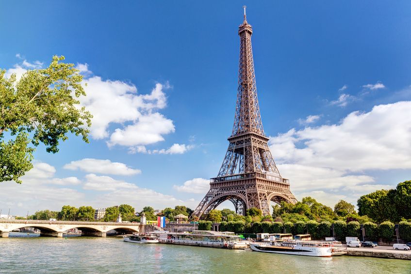 تعرف على أفضل الوجهات السياحية الأوروبية 8 The Eiffel tower in Paris