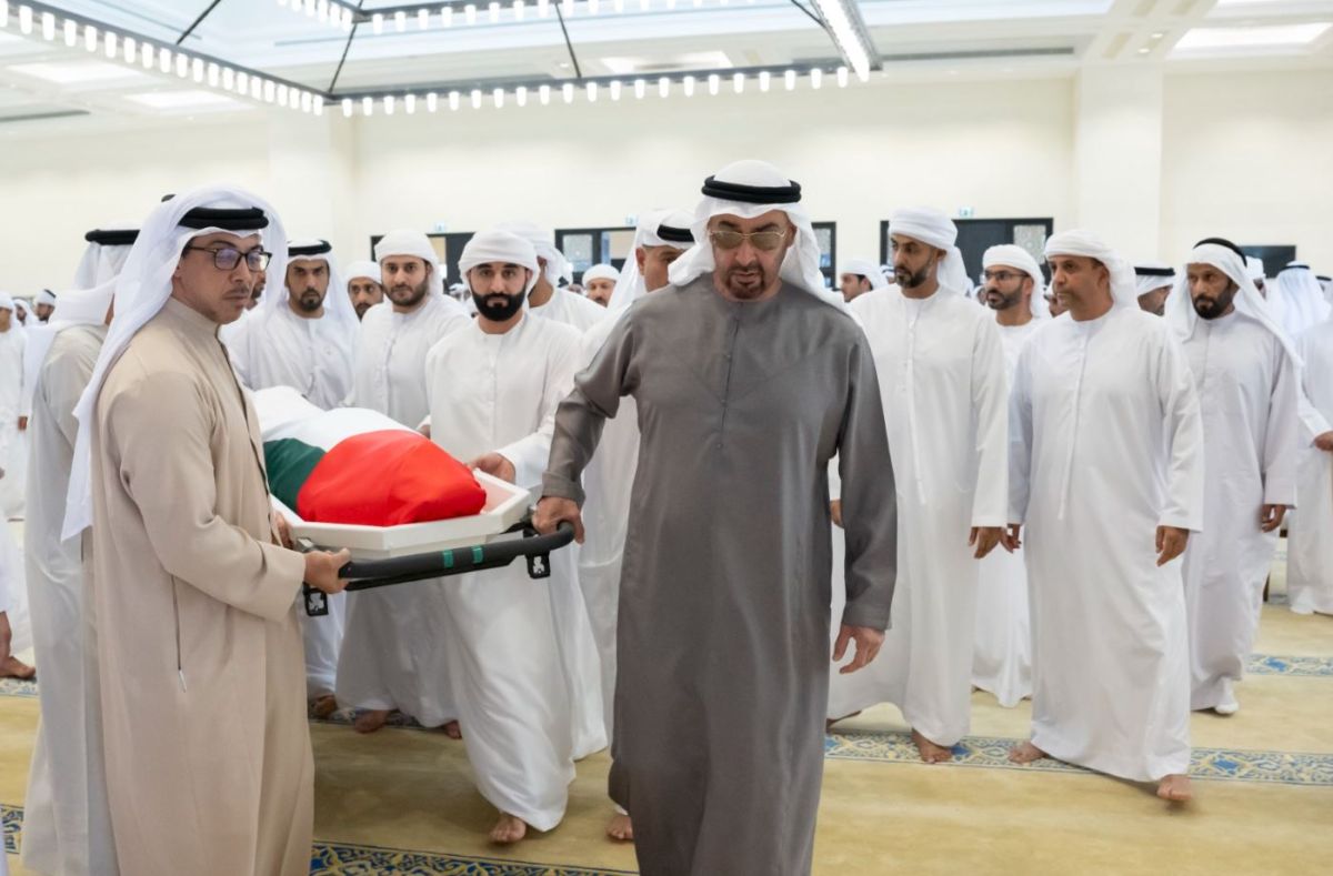 رئيس الإمارات والشيوخ يؤدون صلاة الجنازة على روح سعيد بن زايد 1 رئيس الإمارات والشيوخ يؤدون صلاة الجنازة على روح سعيد بن زايد