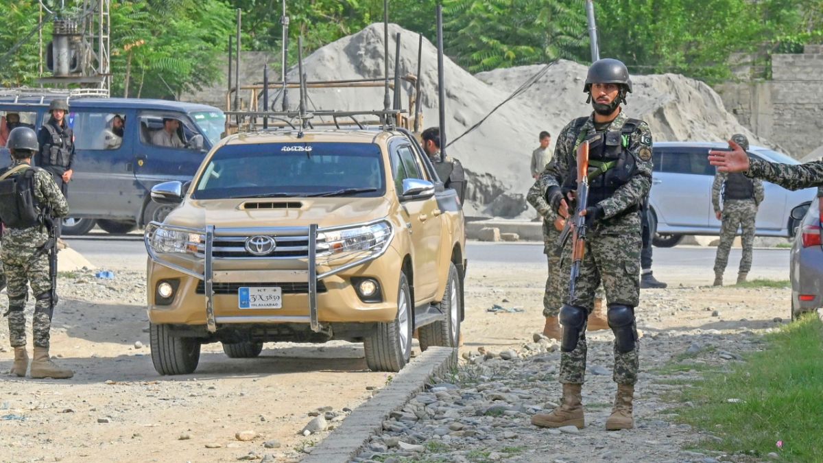 يبكون أقرباءهم وأحبائهم.. تشييع قتلى التفجير الذي تبناه تنظيم داعش في باكستان 5 بحث دقيق للشرطة في موقع تفجير خلّف عشرات الضحايا في باكستان