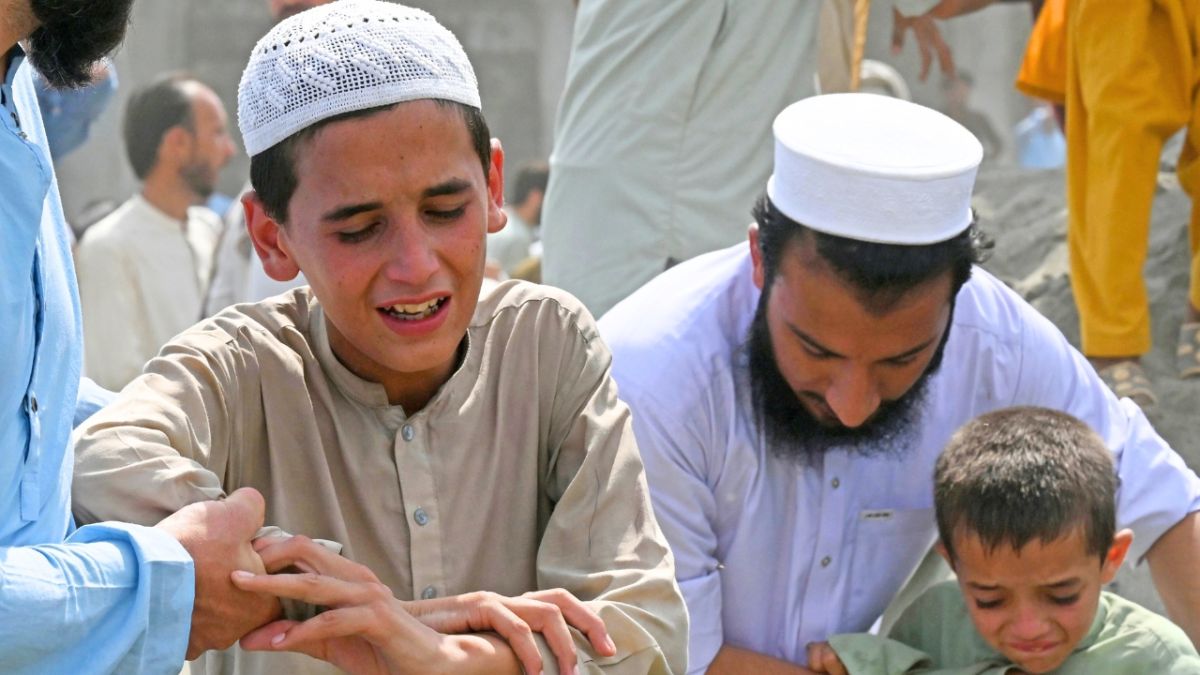 يبكون أقرباءهم وأحبائهم.. تشييع قتلى التفجير الذي تبناه تنظيم داعش في باكستان 1 يبكون أقرباءهم وأحبائهم.. تشييع قتلى التفجير الذي تبناه تنظيم داعش في باكستان