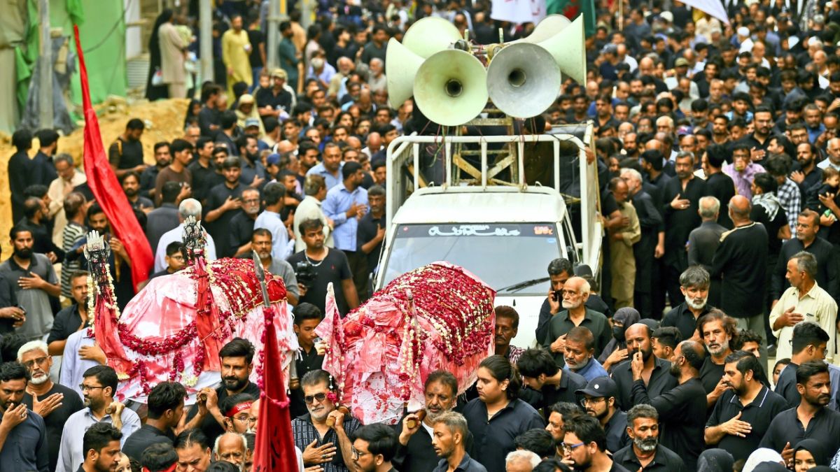 يبكون أقرباءهم وأحبائهم.. تشييع قتلى التفجير الذي تبناه تنظيم داعش في باكستان 3 يبكون أقرباءهم وأحبائهم.. تشييع قتلى التفجير الذي تبناه تنظيم داعش في باكستان