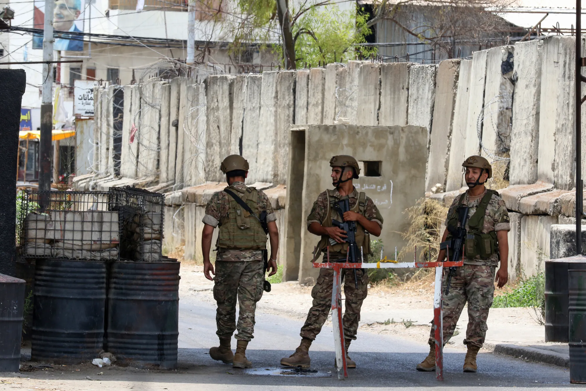 أسلحة ثقيلة ونزوح للسكان.. ماذا يجري في مخيم عين الحلوة في جنوب لبنان؟