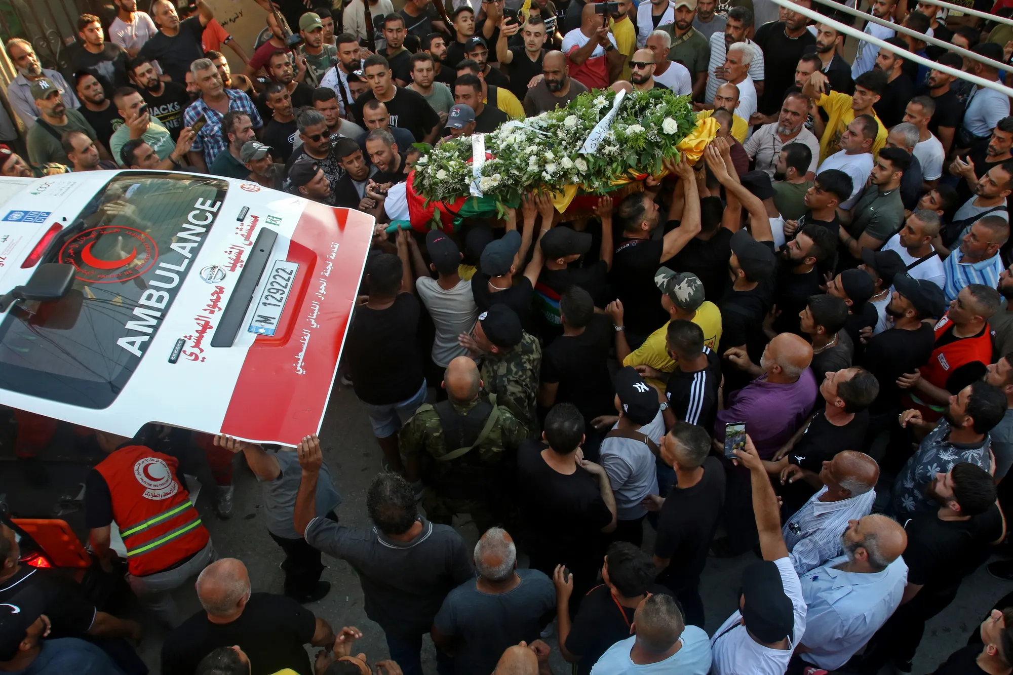 أسلحة ثقيلة ونزوح للسكان.. ماذا يجري في مخيم عين الحلوة في جنوب لبنان؟