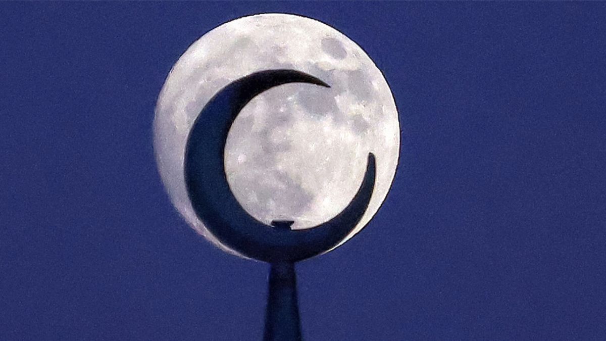 بالصور.. القمر العملاق يزين سماء دول عربية وعالمية