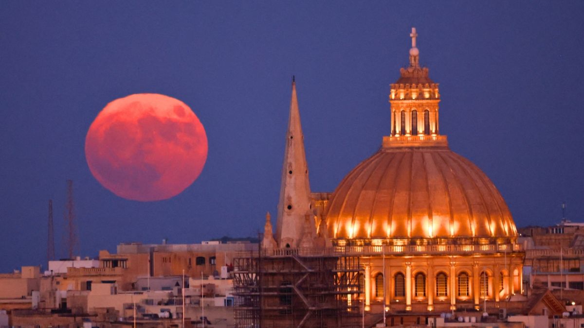 القمر العملاق شوهد من مناطق عدة في سوريا. (أ ف ب)