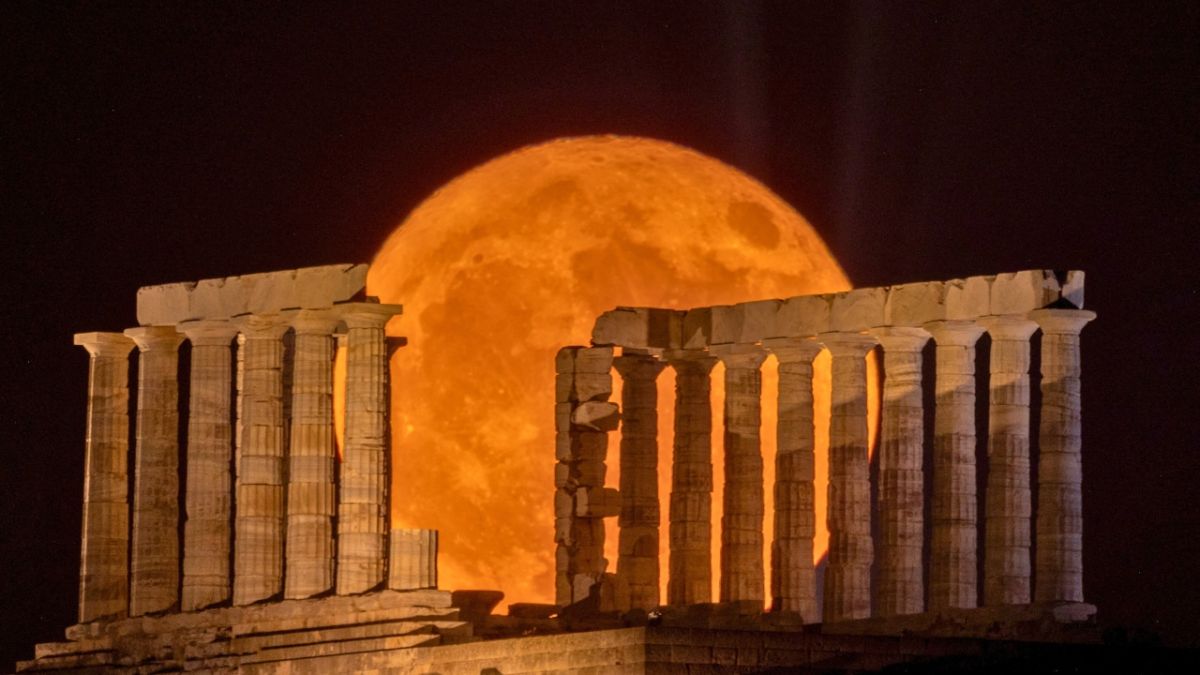 القمر العملاق شوهد من مناطق عدة في سوريا. (أ ف ب)