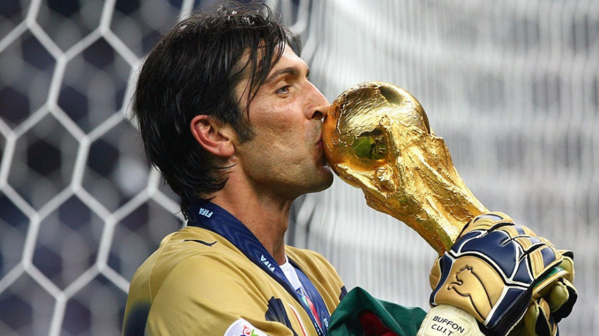 بعد مسيرة أسطورية.. بوفون يعلن اعتزال كرة القدم
