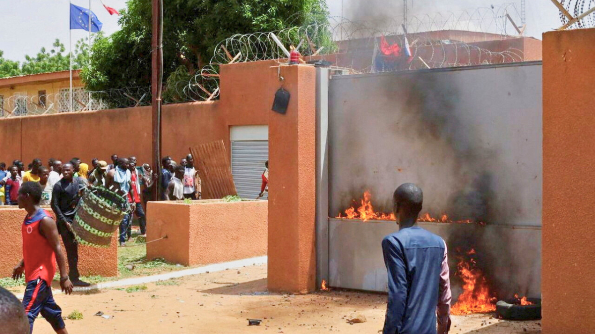 بعد فرنسا.. أمريكا تأمر بإجلاء جزئي لطاقم سفارتها في النيجر