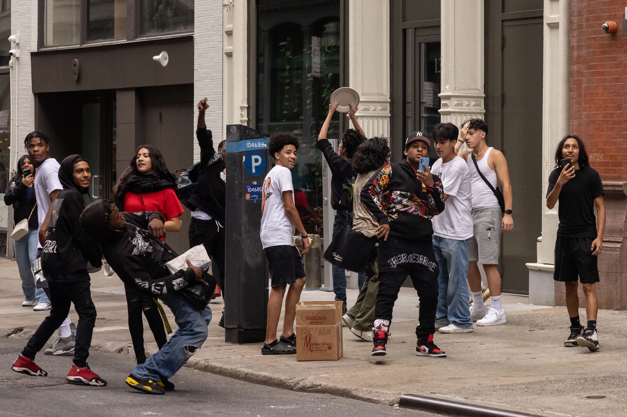 بالصور: أعمال عنف في نيويورك سببها "مؤثر" وأجهزة "بلاي ستيشن"