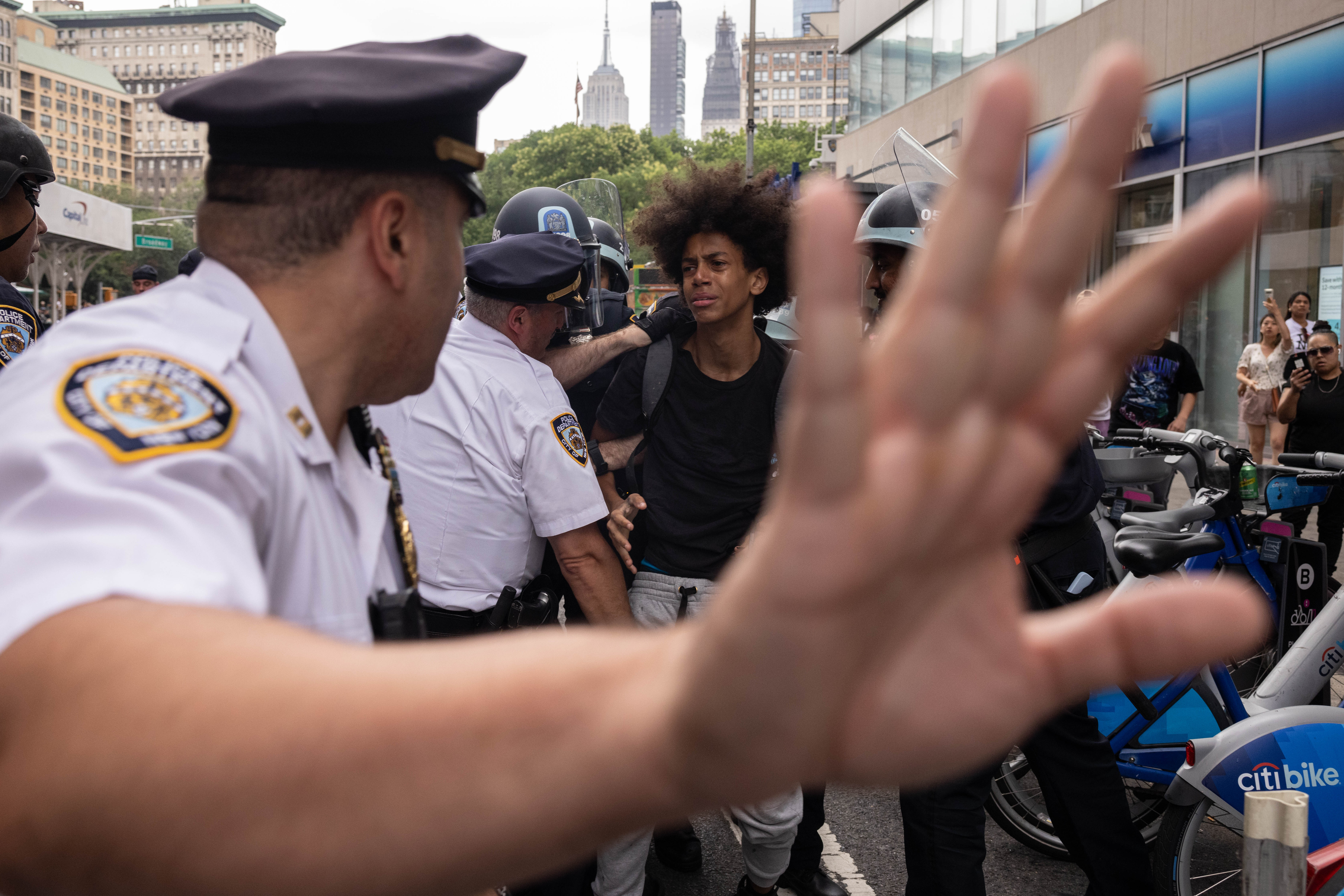 بالصور: أعمال عنف في نيويورك سببها "مؤثر" وأجهزة "بلاي ستيشن"