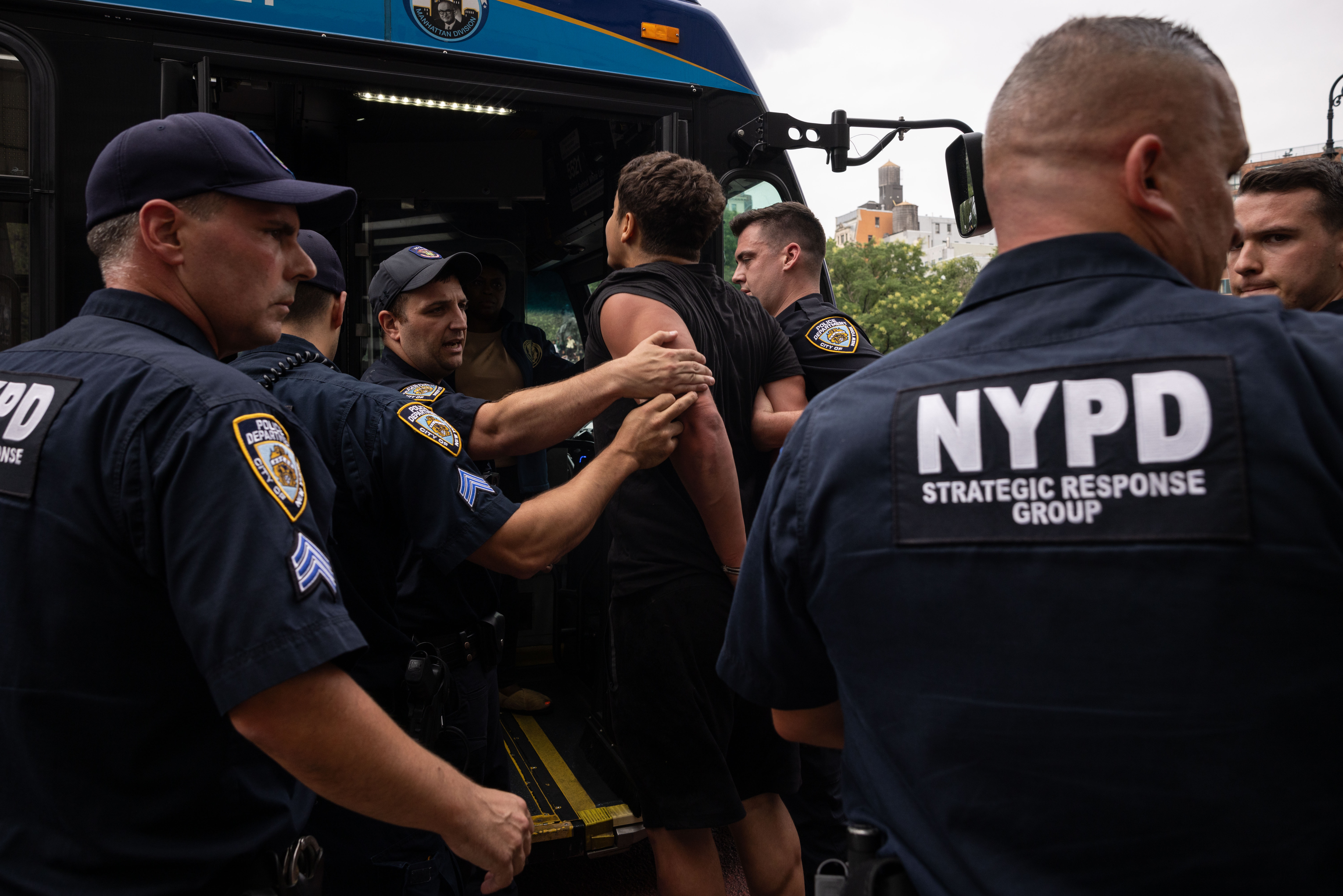 بالصور: أعمال عنف في نيويورك سببها "مؤثر" وأجهزة "بلاي ستيشن"