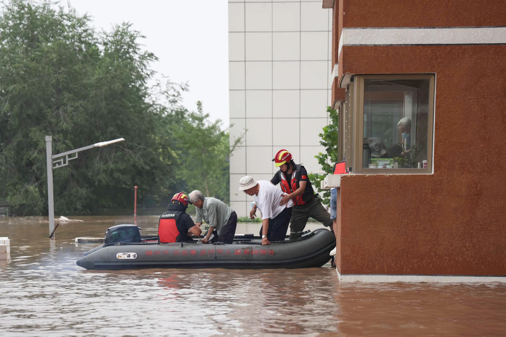 بالصور: فيضانات توقع 10 قتلى على الأقل في منطقة متاخمة لبكين