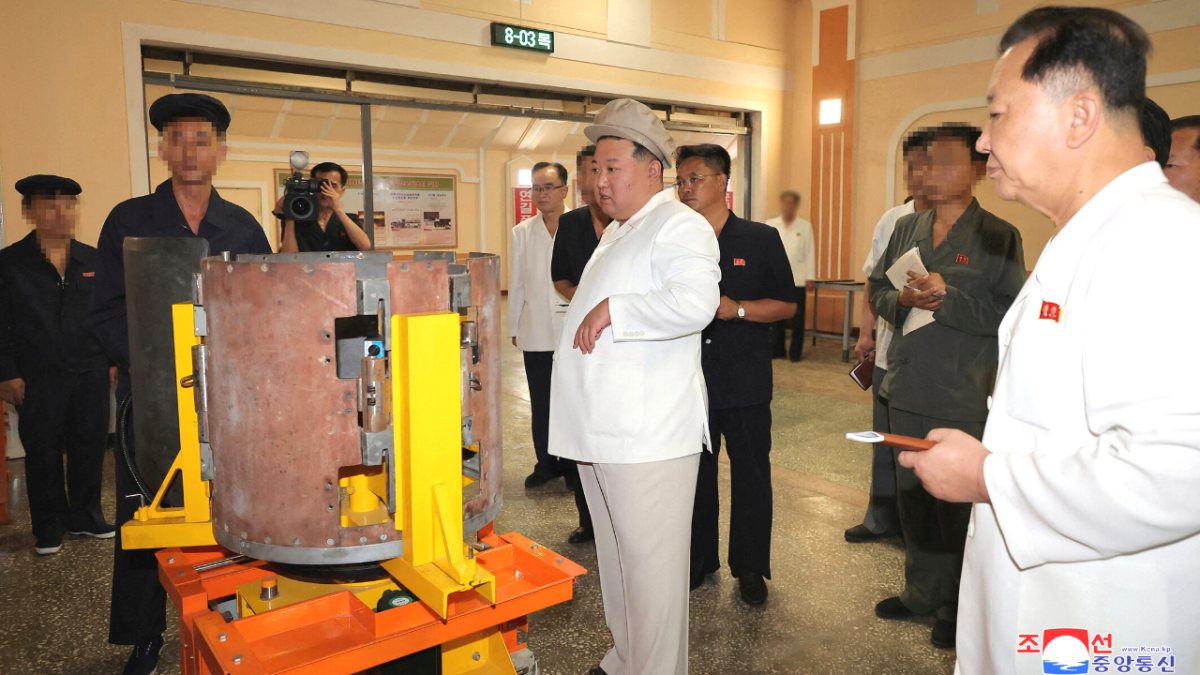 خلال زيارته لمصانع الأسلحة.. زعيم كوريا الشمالية يبدي استعداده للحرب 1 الزعيم الكوري الشمالي كيم جونغ أون خلال جولته في مصنع أسلحة- رويترز