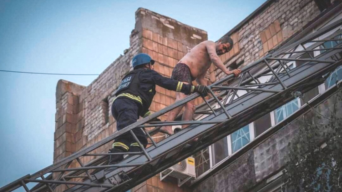 قتلى وجرحى في قصف روسي لمبنى سكني شرق أوكرانيا