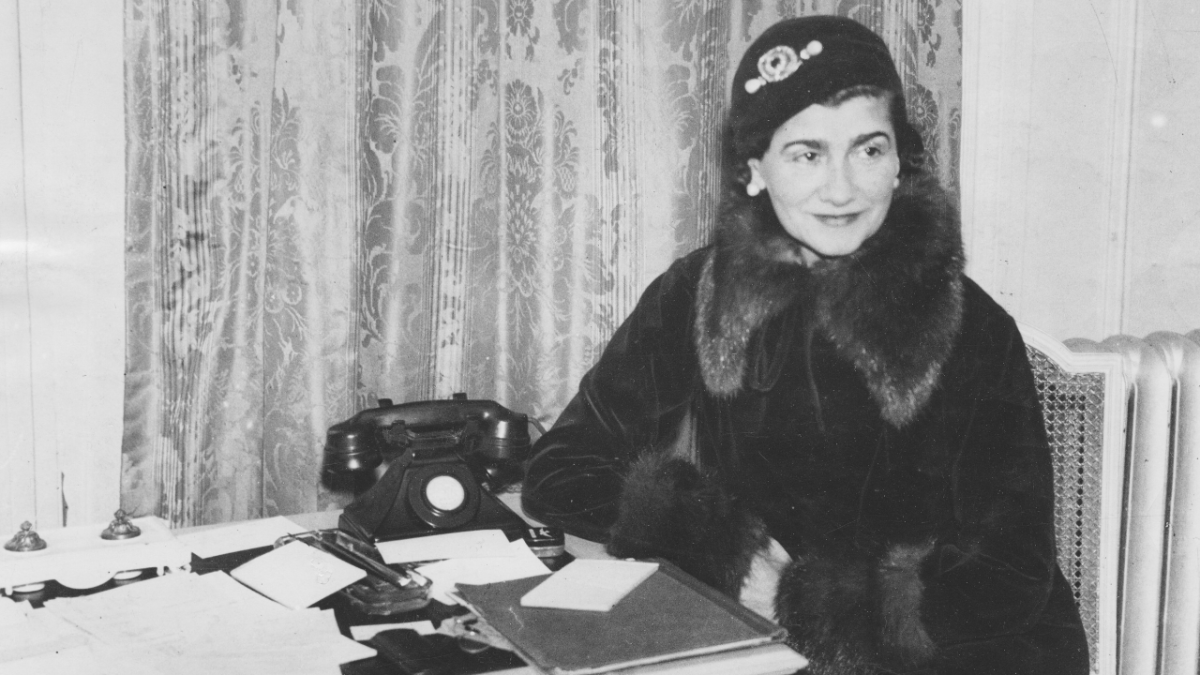 من هم أهم المؤثرين في عالم تصميم الأزياء عبر التاريخ؟