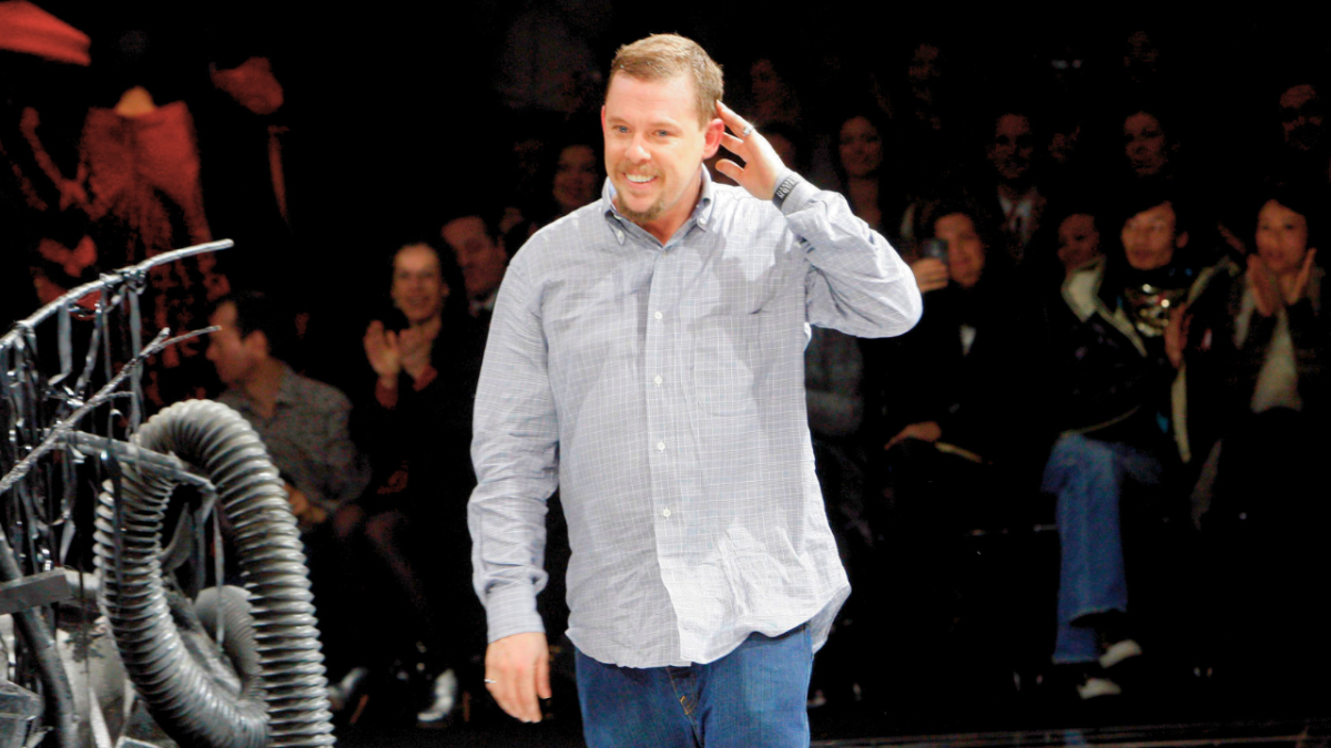 من هم أهم المؤثرين في عالم تصميم الأزياء عبر التاريخ؟