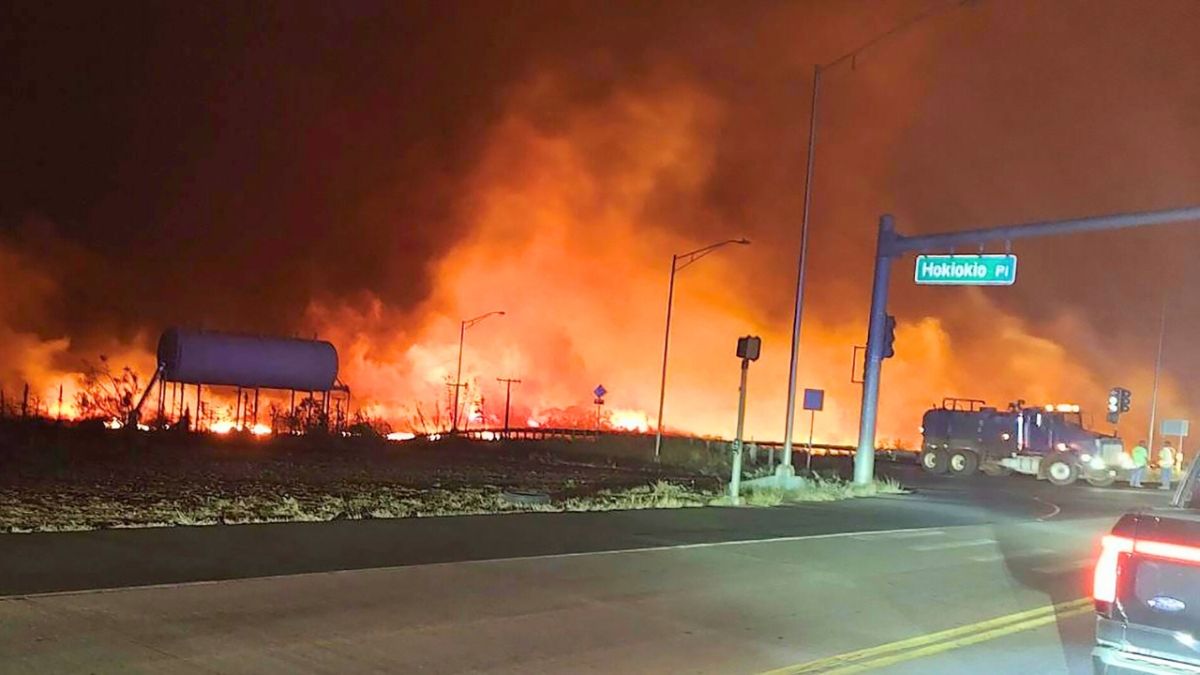 بالصور.. 67 قتيلاً على الأقل بحصيلة مأساوية لحرائق هاواي 2 تُظهر صورة جوية تم التقاطها في 10 أغسطس 2023 منازل ومباني مدمرة على الواجهة البحرية محترقة على الأرض في لاهاينا في أعقاب حرائق الغابات في غرب ماوي ، هاواي. توفي ما لا يقل عن 36 شخصًا بعد وجبة سريعة