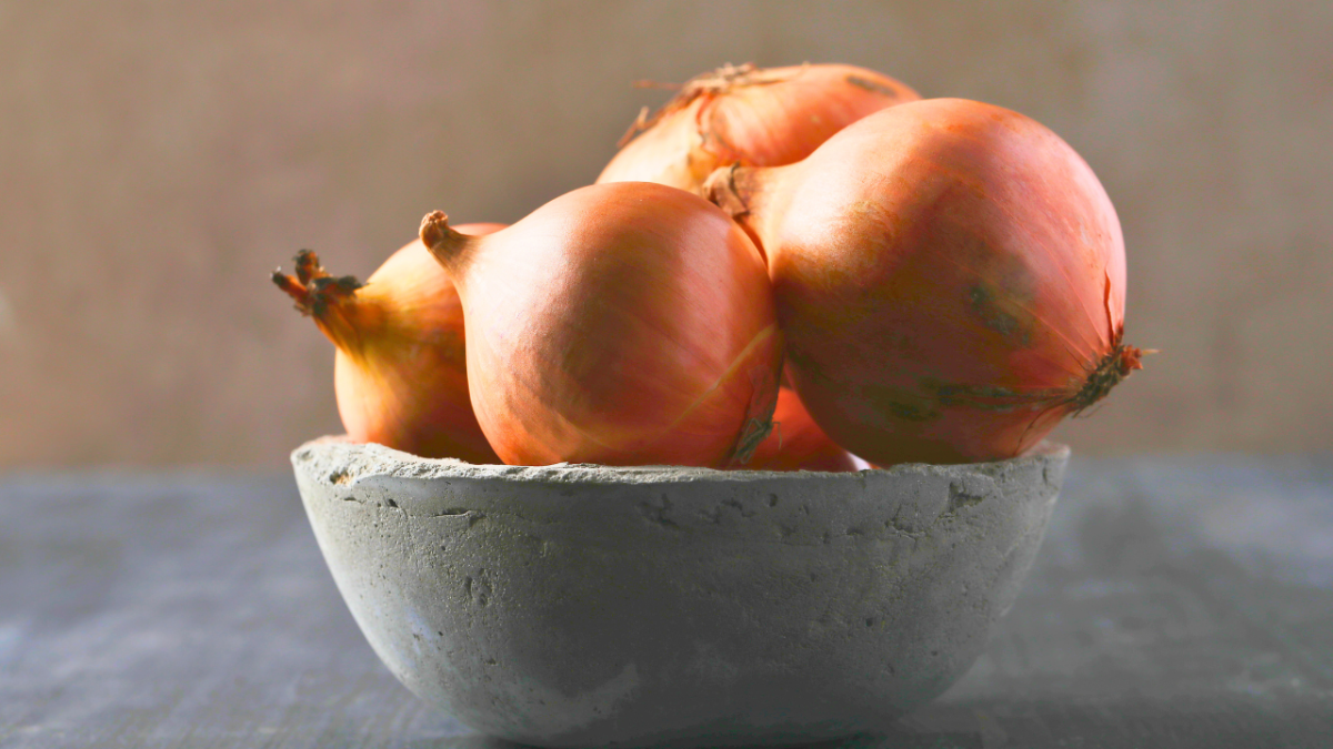 كيف يُمكن استخدام عصير البصل للحفاظ على الشعر؟