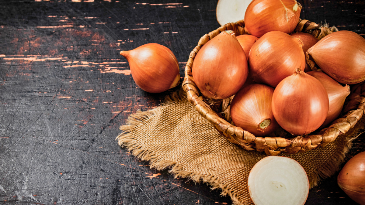 كيف يُمكن استخدام عصير البصل للحفاظ على الشعر؟