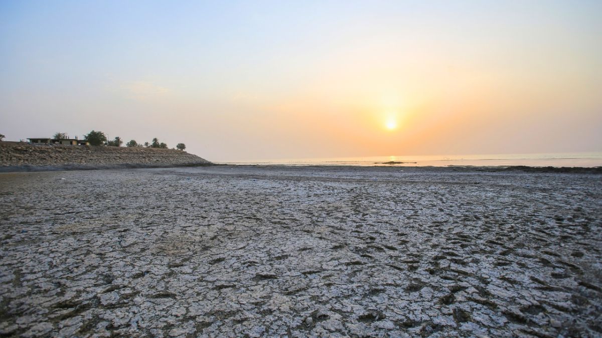 بالصور.. بحيرة الحبانية الشهيرة في العراق تتحول إلى بركة
