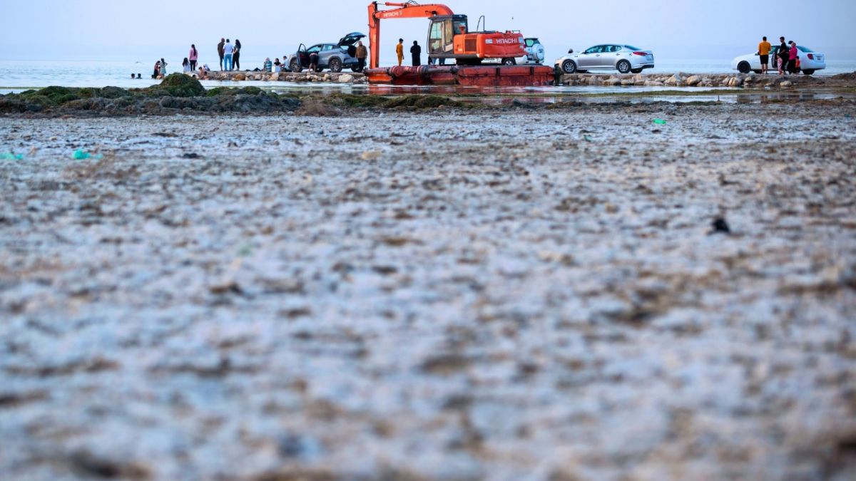 بالصور.. بحيرة الحبانية الشهيرة في العراق تتحول إلى بركة